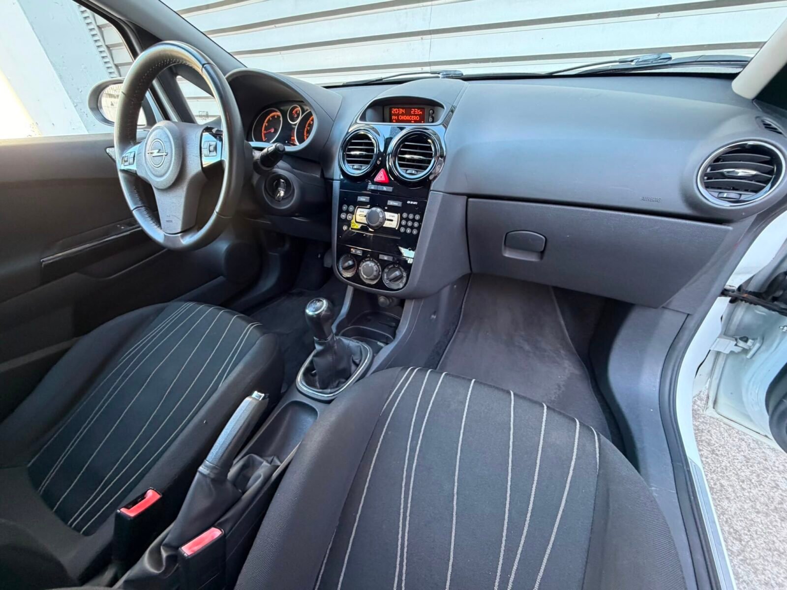 OPEL CORSA 1.2 111 Years Edition